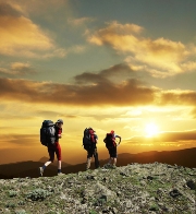 imagen caminata al atardecer